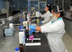 A más de limpiadores y desinfectantes, la industria química es responsable de la elaboración de productos sanitarios y equipos de protección.