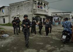 Fotografía que muestra el despliegue policial en la ciudad portuaria, en el que se incautó más de una tonelada de droga en sacos de yute.