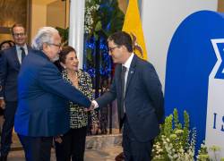 El cónsul honorario de Israel en Guayaquil, Gad Czarninski Shefi (a la derecha), dio la bienvenida a los invitados que asistieron a la celebración de la independencia de Israel, el martes 28 de abril.