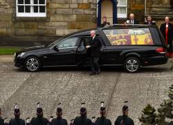 En Edimburgo, Escocia, miles de ciudadanos se dieron cita desde muy temprano para ver pasar el ataúd, cubierto con el estandarte real de Escocia y una corona de flores.