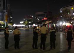 Agentes de Policía desplegados a las afueras del Mall del Sol, en el norte de Guayaquil.