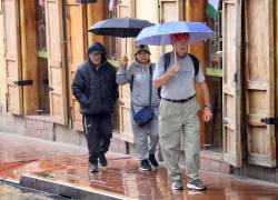 Personas caminado por la calle en un día de lluvia.