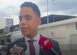 Captura de imagen que muestra al hijo del alcalde esmeraldeño dando una declaración ante medios de comunicación.