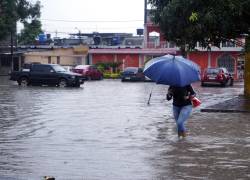 Varias calles inundadas tras fuertes lluvias en Durán.
