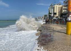 Foto referencial de aguaje en playa de Salinas, Ecuador.