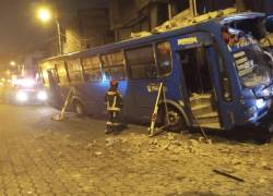 Choque de bus contra una vivienda en Turubamba.