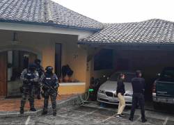 En una casa de Cumbayá se hallaron cientos de armas de fuego.