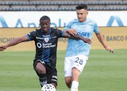 Jhegson Méndez disputando el balón con Mauro Diaz