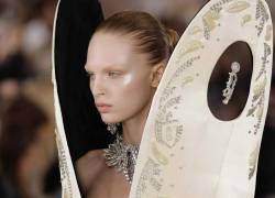 Modelo muestra una de las creaciones de la firma Schiaparelli en el desfile de alta costura en París 2024.