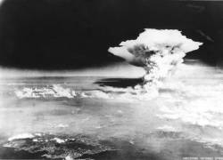 Los bombardeos atómicos, ejecutados en los meses finales de la Segunda Guerra Mundial, se cobraron 140.000 vidas en Hiroshima y 74.000 en Nagasaki.