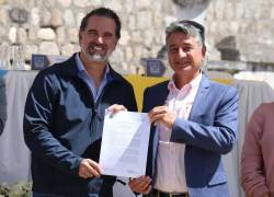 El ministro de Ambiente, Gustavo Manrique, entregó la declaración de área de protección hídrica al alcalde de Latacunga, Byron Cárdenas.