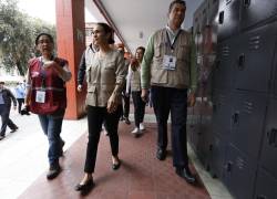 Observadores de la OEA encabezados por Isabel de Saint Malo (C) recorren el centro de votación del Colegio Benalcazar, el domingo en Quito.