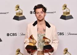 Harry Styles posa con sus premios Grammy.
