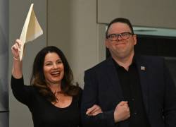 El presidente de SAG-AFTRA, Fran Drescher y Duncan Crabtree-Ireland, director ejecutivo y negociador jefe de SAG-AFTRA, llegan a una conferencia de prensa tras el final de la huelga.