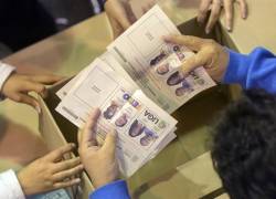 Jurados de votación realizan un conteo de votos durante una jornada de elecciones presidenciales.