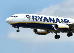 Según Ryanair, una ventanilla de pasajeros se desprendió en pleno vuelo, poco después del despegue.