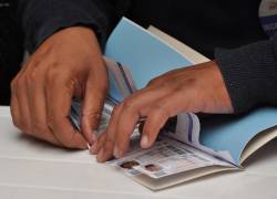 Fotografía referencial de un ciudadano entregando certificados de votación en la pasada Consulta Popylar y Referéndum, en noviembre del 2025.