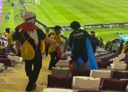 Varios fanáticos de Ecuador llevaron bolsas para recoger los desechos que se encontraban desperdigados por el área en la que estaban