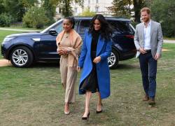 Meghan, Duquesa de Sussex (C) arriba con su mamá, Doria Ragland y el Príncipe Harry, Duque de Sussex a un evento realizado en Kensington Palace en Londres el 20 de septiembre del 2018.