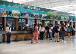 Cciudadanos que se desplazan por el feriado en el Terminal Terrestre de Quitumbe, en Quito.