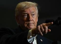 El presidente de Estados Unidos, Donald Trump, señala mientras habla durante un mitin político en Rocky Mount, Carolina del Norte, el 19 de diciembre de 2025.