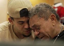 Fotografía publicada por la Federación Colombiana de Fútbol (FCF) del delantero colombiano Luis Díaz (izq.) con su padre Luis Manuel Díaz (der.) durante su encuentro en Barranquilla, Colombia, el 14 de noviembre.