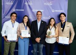 Felipe Bernal, gerente general de Pronobis (centro), juno a los ganadores del concurso.