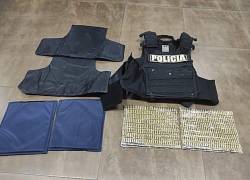 Los policías escondieron la municiones dentro de su chaleco antibalas.