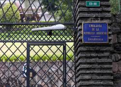 Fotografía de la entrada de la residencia de la embajada de Argentina en Ecuador, hoy, en Quito. El Ministerio de Relaciones Exteriores de Ecuador aseguró este martes que la embajada de Argentina se ha opuesto a entregar videos para esclarecer el escape de la exministra.