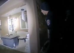 El Departamento de Policía de Farmington publicó videos de cuando tres efectivos acudieron a un llamado de violencia intrafamiliar, pero tocaron a la puerta de la casa equivocada.