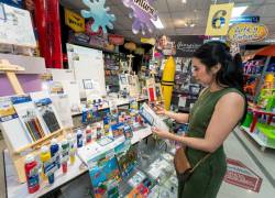 Persona revisando útiles escolares