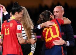 La defensora española Rocío Gálvez es felicitada por el presidente de la Real Federación Española de Fútbol Luis Rubiales (R) junto a la española Jennifer Hermoso, después de ganar el partido de fútbol final de la Copa Mundial Femenina de Australia y Nueva Zelanda 2023.