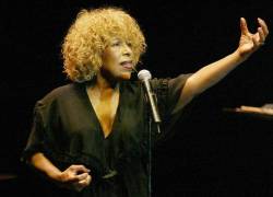 La cantante estadounidense Roberta Flack actúa en el 40º festival Jazzaldia en la ciudad vasca de San Sebastián, en el norte de España, el 23 de julio de 2005. La artista falleció hoy, 24 de febrero del 2025, a los 88 años.