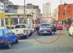 Video capta a menores de edad armados asaltando a ocupantes de un vehículo en Guayaquil
