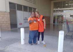 Carlos Gurrola Arguijo junto a una compañera de trabajo. (Foto: Redes Sociales.)