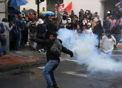 Organizaciones sociales y estudiantes universitarios marchan en contra de las medidas del gobierno.