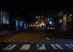 Fotografía que muestra una calle del centro de Guayaquil pocos minutos antes de que entrara en rigor el pasado toque de queda, que comenzó el pasado 15 de marzo y duró unas dos semanas.