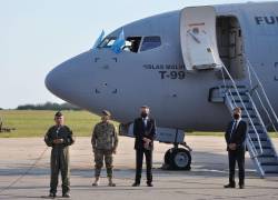 El avión, un Boeing 737-700, ha sido bautizado como Islas Malvinas, tiene la matrícula militar T-99 y está asignado a la Línea Aérea del Estado.