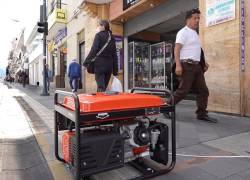 Fotografía de un generador de electricidad a diésel es utilizado a las afueras de un negocio, en el centro Cuenca.