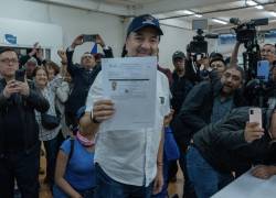 El alcalde de Quito, Pabel Muñoz, inscribiendo su candidatura en una delegación del CNE, la tarde de este jueves.