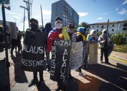 En los alrededores de la U. católica se mantienen enfrentamientos entre protestantes y la Policía.