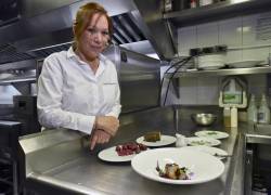 La chef Leonor Espinosa posa durante la entrevista con AFP en el restaurante en Bogotá, Colombia.