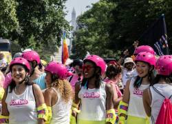 Manifestantes vestidos para promocionar la película Barbie se preparan para el inicio del Desfile del Orgullo Gay en Washington, DC, el 10 de junio de 2023.