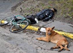 Video muestra el instante en que un ciclista es asesinado por tropas rusas en Bucha, 'la calle de la muerte'