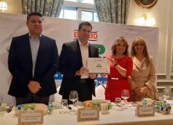 La ASENPE otorgó su aval a la nueva línea de productos de Bimbo. El gerente general de la marca en Ecuador, Randall Quesada, recibió el certificado.