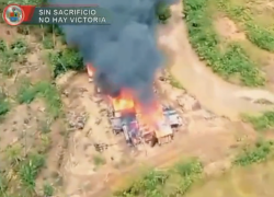 Vista aérea del escondite de los disidentes, que fue incendiado durante el operativo militar.
