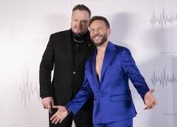 Los integrantes del dueto musical Sin Bandera, el mexicano Leonel García (i) y el argentino Noel Schajris (d), posan para fotos durante una rueda de prensa en Ciudad de México (México).