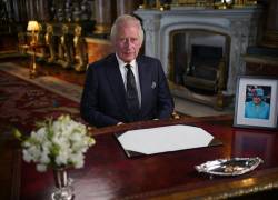 El monarca ha grabado esta histórica declaración en el Salón Azul del Palacio de Buckingham, ya no como heredero, sino como rey. El rey ya está instalándose en su nueva residencia.