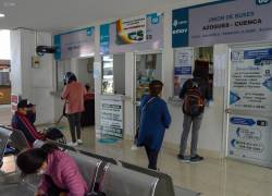 Usuarios comprando pasajes en el Terminal Terrestre de Cuenca.