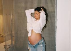 Kylie Jenner en su segundo embarazo está mostrando su pancita.